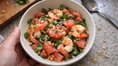 Tajska sałatka z grejpfrutem i krewetkami – lekka, chrupiąca i gotowa w chwilę