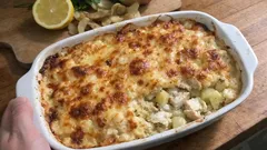 Zapiekanka rybna z ziemniakami i kalafiorem – kremowy obiad z piekarnika