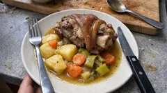 Golonka z szybkowaru – miękka w 50 minut, a warzywa duszą się w aromatycznym wywarze