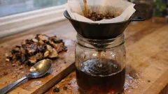 Woda po grzybach bez piasku: papierowy filtr do kawy i masz klarowny wywar