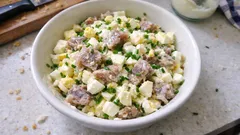 Sałatka z jajkiem i piklingiem – prosta, kremowa i gotowa w kilkanaście minut