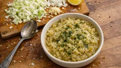 Duszona biała kapusta z koperkiem – prosty, domowy dodatek do obiadu