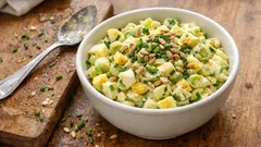 Sałatka jajeczna z porem i prażonym słonecznikiem – gotowa w 10 minut