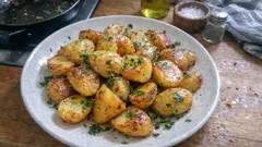 Rumiane młode ziemniaki z patelni – chrupiące z wierzchu, miękkie w środku