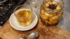 Domowy likier z pigwy bez gotowania – prosty przepis na złocisty trunek