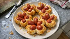 Kwiatki z ciasta francuskiego z parówkami – imprezowa przekąska z 3 składników