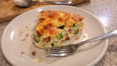 Bezciastowa quiche z cukinią i boczkiem – kremowa tarta bez spodu w 45 minut