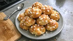 Chouquettes – francuskie mini ptysie z cukrem perlistym, które zawsze ładnie rosną