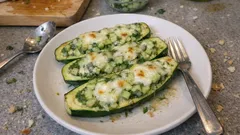 Cukinia faszerowana ogórkiem i mozzarellą – lekkie łódeczki z piekarnika