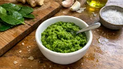 Domowa pasta z liści limonki kaffir – szybki trik na aromat do curry i zup