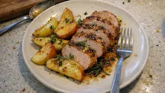 Polędwiczka wieprzowa z jabłkami i glazurą miodowo-musztardową – prosto z piekarnika