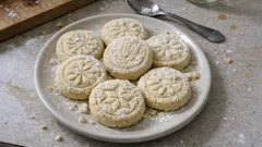 Śnieżne ciasteczka anyżowe ze stemplem – proste, a wzór wychodzi idealnie