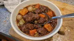 Wołowina po burgundzku z piekarnika – kruche mięso, głęboki sos i odrobina dyni