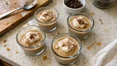 Krem kawowy bez jajek i bez glutenu – gładki deser z maizeny, który zawsze się udaje