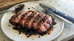 Magret z kaczki z sosem balsamiczno-miodowym – chrupiąca skórka w 15 minut