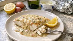 Sandacz w papilotce z sosem z szalotki i białego wina – lekki, elegancki obiad