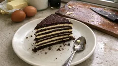 Czekoladowiec jak z PRL-u: cienkie kakaowe blaty i satynowy krem waniliowy