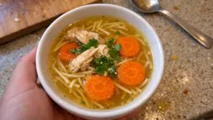 Rosół „na 220” – pieczone mięso i warzywa, a potem klarowny bulion bez szumowin