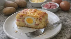 Wielkanocna terrina ziemniaczana z jajkiem w środku – prosto z keksówki