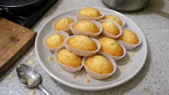 Magdalenki bez foremki do muszelek – puszyste ciasteczka z papilotek w 10 minut