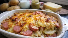 Zapiekanka ziemniaczana z parówkami i cheddarem – prosty obiad z piekarnika