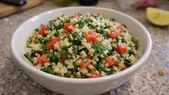 Tabbouleh bez gotowania: lekka sałatka z cytryną, miętą i natką (robi się sama)