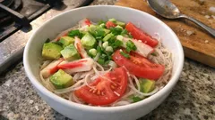 Sałatka z makaronem ryżowym, awokado i surimi – lekka i gotowa w chwilę