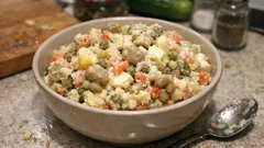 Sałatka jarzynowa jak u Magdy Gessler – warzywa z rosołu, domowy majonez i grzybki