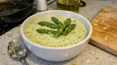 Kremowy sos ze szparagów w 15 minut – prosty dodatek do makaronu i ryb