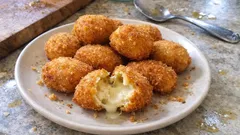 Krokiety serowe z Gruyère i parmezanem – chrupiące na zewnątrz, kremowe w środku