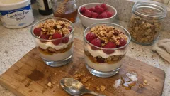 Deser w pucharkach: jogurt bez laktozy, maliny i granola — gotowy w 10 minut