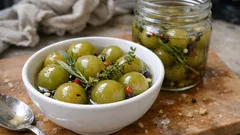 Zielone pomidorki koktajlowe w occie jak korniszony – prosta marynata na miesiąc