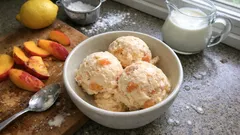 Domowe lody brzoskwiniowe bez maszynki – kremowe i gotowe z kilku składników