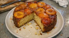 Odwracane ciasto z brzoskwiniami i morelami – karmel robi tu całą robotę