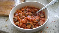 Grzyby z cebulą w przecierze pomidorowym do słoików – wyrazista sałatka na zimę