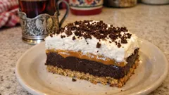 Torcik truflowy z karmelem i śmietanką – efektowny deser bez pieczenia