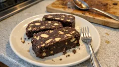 Blok czekoladowy z herbatnikami bez pieczenia – kremowy i intensywnie kakaowy