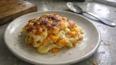 Gratin z dyni piżmowej i ziemniaków – kremowa zapiekanka z serowym sosem i rumianą skórką