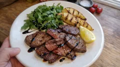 Wątróbka cielęca smażona krótko – jak zrobić ją miękką i soczystą