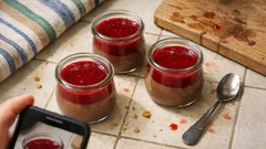 Krem kakaowo‑malinowy w słoiku z warstwą żelki – domowe smarowidło do tostów