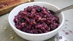 Czerwona kapusta z jabłkiem i żurawiną – szybki dodatek do pieczeni i kotletów