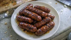 Grillowane kiełbaski na białym talerzu, tradycyjne polskie danie mięsne