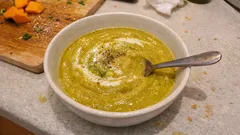 Velouté z dyni Hokkaido i brokułów – aksamitna zupa-krem z jednego garnka