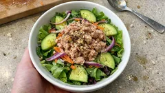 Postna sałatka wigilijna w 5 minut: mix sałat z tuńczykiem i olejem lnianym