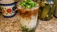 Scallion latte: mrożone caffè latte ze szczypiorkiem – gotowe w 5 minut