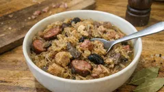 Bigos świąteczny z grzybami i śliwkami – aromatyczny, długo gotowany i zawsze się udaje