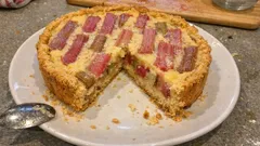 Tarta z rabarbarem jak u babci – kruchy spód i krem migdałowo-waniliowy