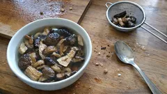 Jak namoczyć suszone grzyby, żeby nie straciły aromatu — prosty sposób na noc