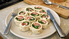 Wrapy aperitif z szynką dojrzewającą i rukolą – szybkie roladki bez pieczenia