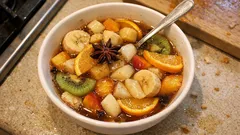 Sałatka owocowa w korzennym syropie – prosty deser, który smakuje najlepiej po schłodzeniu